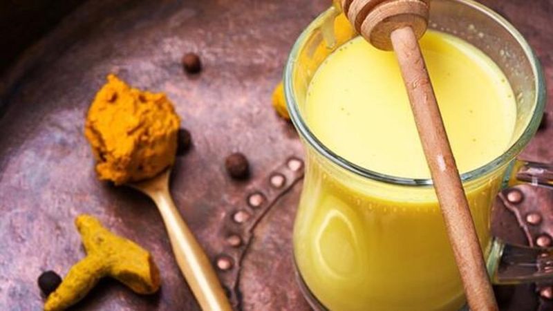 Yatmadan önce zerdeçallı süt içmek için 11 sebep