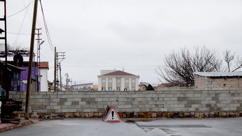 Kayseri’de, arsasından geçen yolu kapatan adam: Belediye işi çözecek