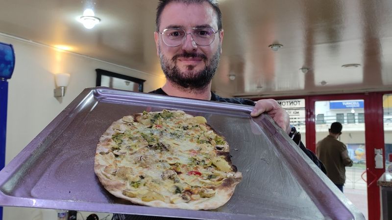 Bursa'da et kullanılmadan lahmacun yapıldı