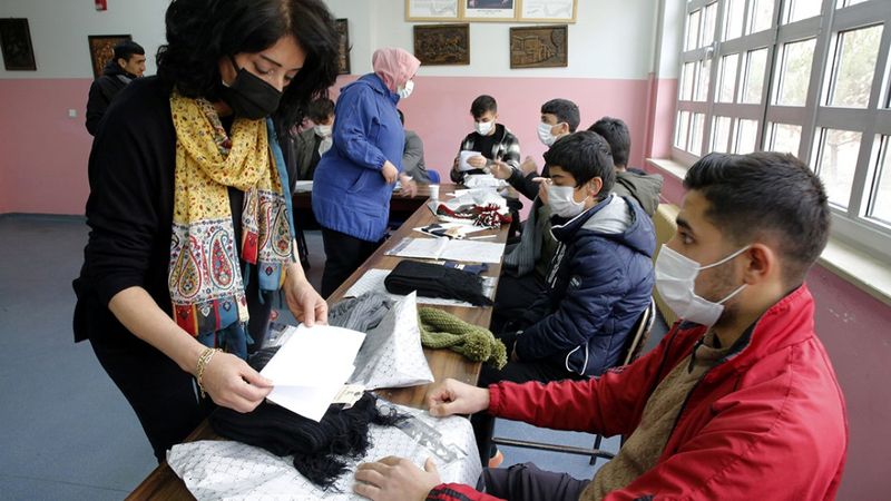 Elazığ'da işitme engelli öğrencilerden Mehmetçik'e atkı