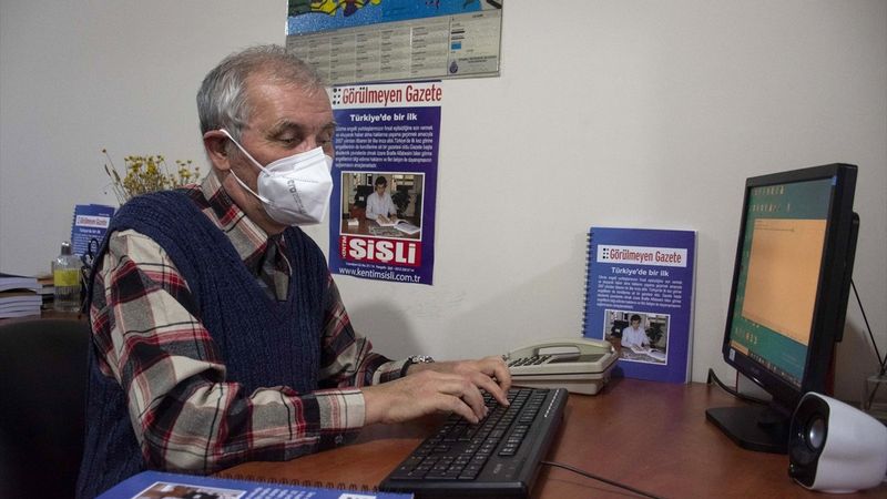 Kırıkkale'de görme engelli gazeteci, hem haber yazıyor hem de fotoğraf çekiyor