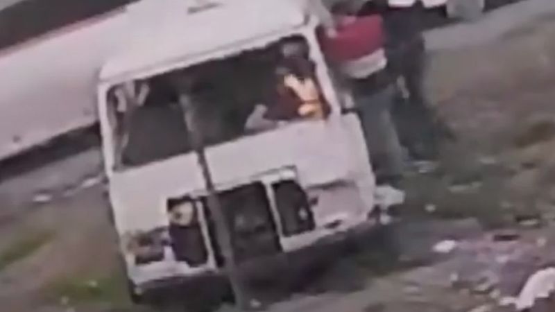 Avcılar'da 3 kişi minibüsü kundakladı