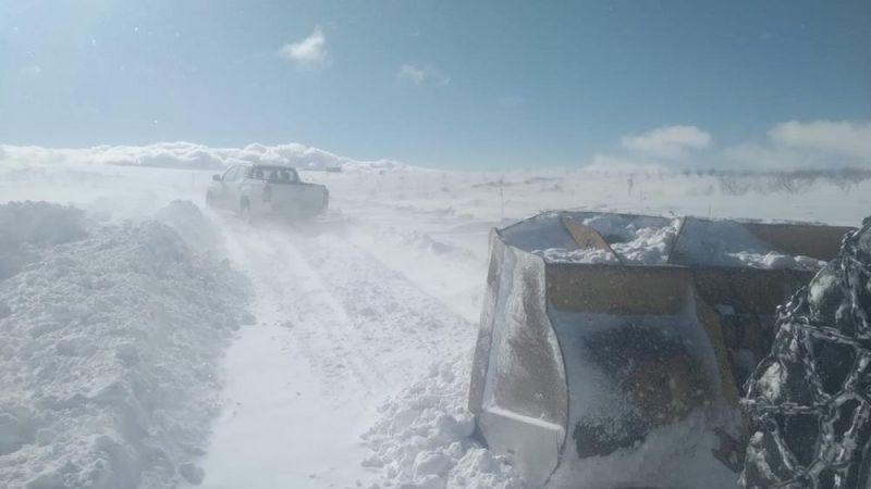 Malatya'da karlı yolları açmak için çalışmalar devam ediyor