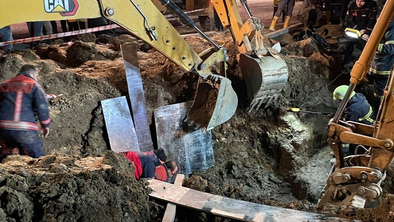 Manisa'da toprak altında kalan işçi hayatını kaybetti