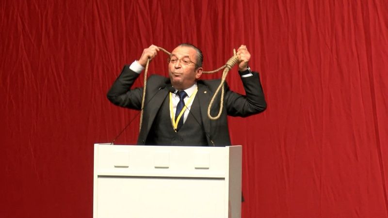 Taksicilerin genel kurulunda başkana kürsüden idam ipi atıldı