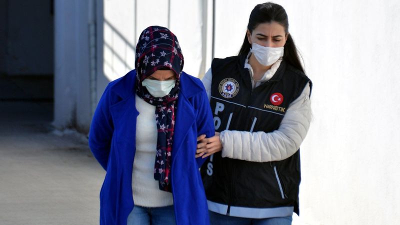 Adana'da valizinden 14 kilo esrar çıktı, 'haberim yok' dedi