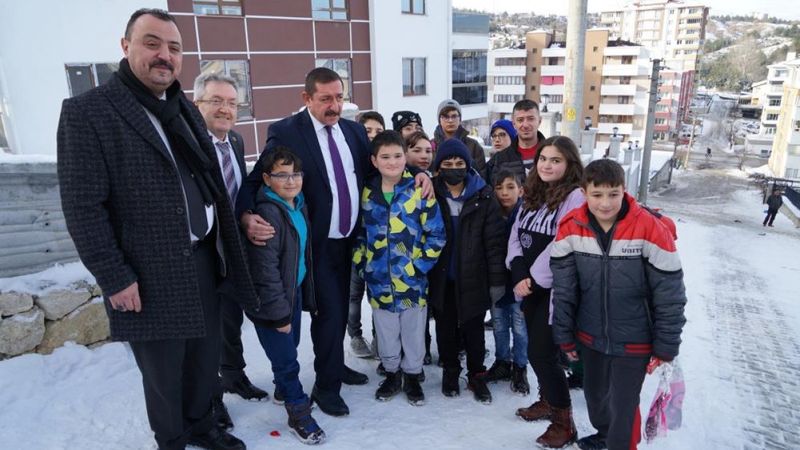 Kastamonu'da kepçe operatörüne 'karı temizleme' diyen çocuklara kayak merkezi sözü