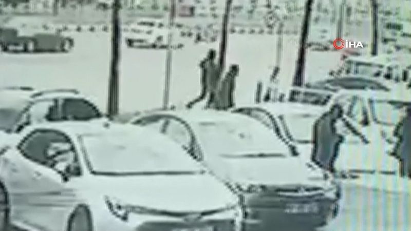 Beylikdüzü’ndeki banka önünde 100 bin dolar çaldılar