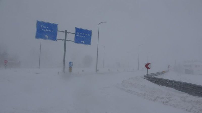 Kastamonu'da kar kalınlığı 60 santimetreyi geçti