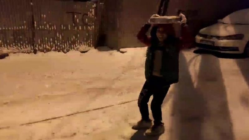 Malatya’da çocukların tepsiyle kar keyfi