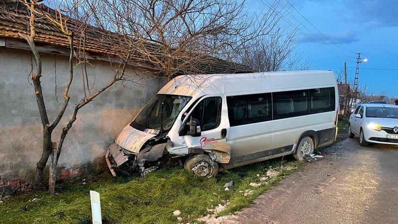 Tekirdağ'da minibüs ile otomobil çarpıştı: 15 yaralı