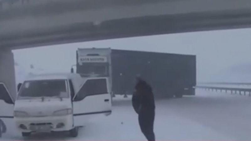 Kar yağışı haberi sunan TRT muhabiri canlı yayında kaza tehlikesi atlattı