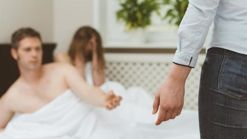 Şüpheleriniz gerçek olabilir! İşte aldatan erkekleri ele veren davranışlar