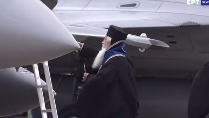 Yunanistan yeni aldığı savaş uçaklarını kutsadı