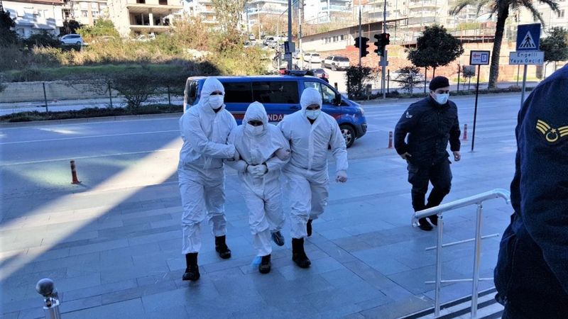 Alanya’da saldırganı tulumla adliyeye götürdüler