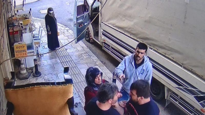 Antalya’da 50 lira için birbirine girdiler