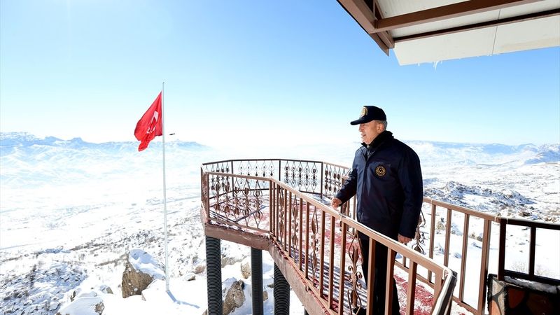 Hulusi Akar, TSK komuta kademesi ile sınırın sıfır noktasında