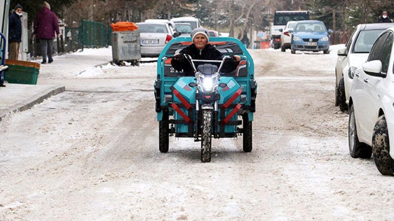 Murat Kurum'dan hurda topladığı motosikleti çalınınca ağlayan kadına hediye