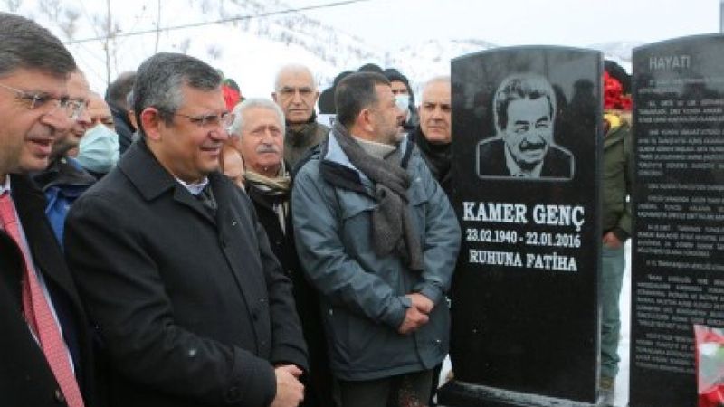CHP'li vekiller Kamer Genç'i mezarı başında andı