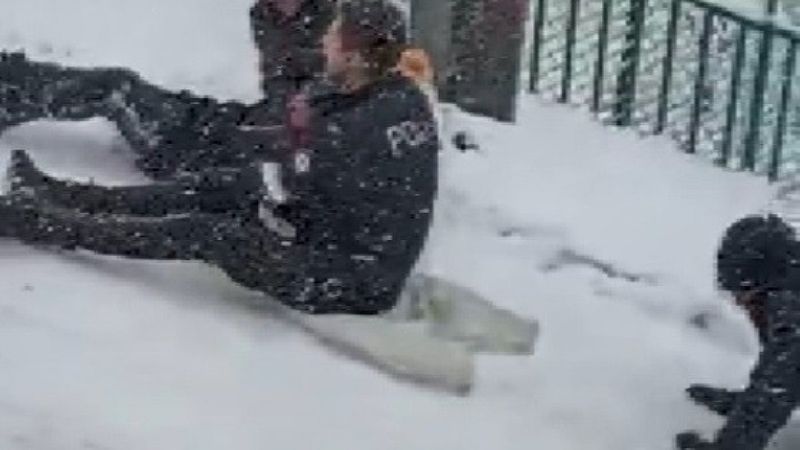 Kocaeli'de polisler, çocuklarla sokakta poşetle kaydı