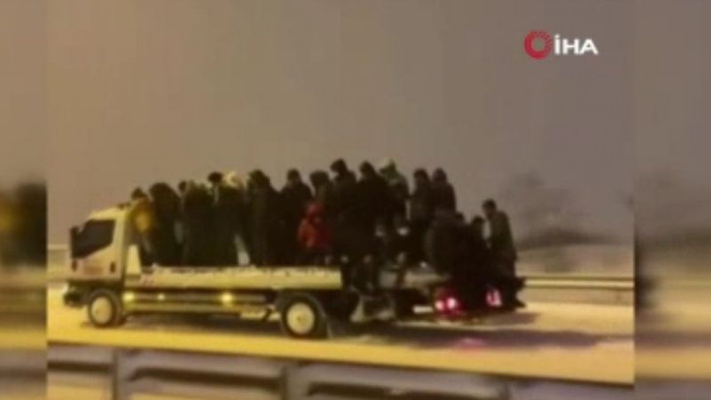 Arnavutköy'de yolda kalan vatandaşları çekici taşıdı