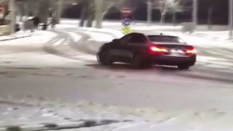 İstanbul'da kar ve buz üstünde drift attılar