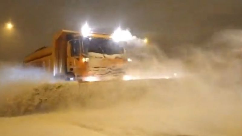 Karayolları ekiplerinin karla mücadelede yoğun çalışmaları