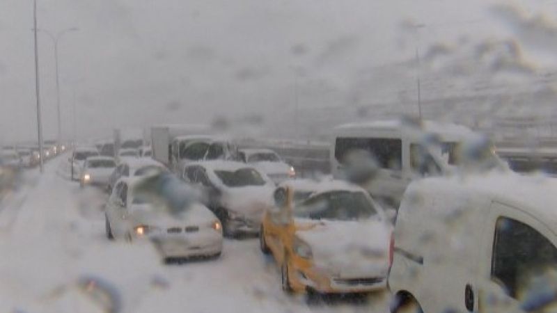 Küçükçekmece D-100'de trafik durdu