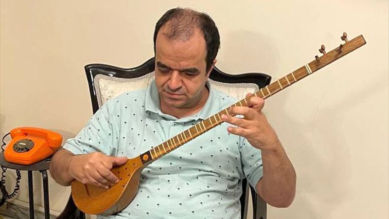İranlı görme engelli sanatçı, 15'in üzerinde müzik enstrümanı çalıyor