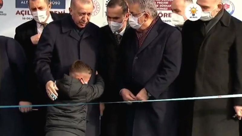 Trabzon mitinginde Cumhurbaşkanı'nın elinden mikrofonu alan çocuk