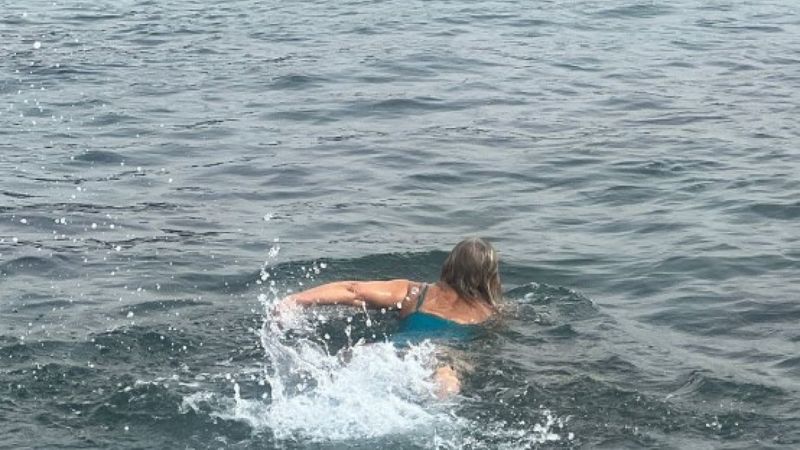 İstanbul'da kar esareti sonrası bazı vatandaşlar denize girdi