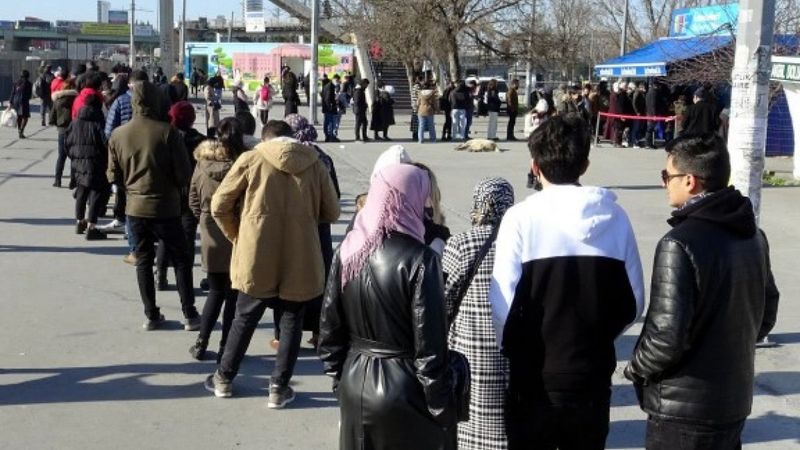 Avcılar’da İstanbul Kart işlem kuyruğu