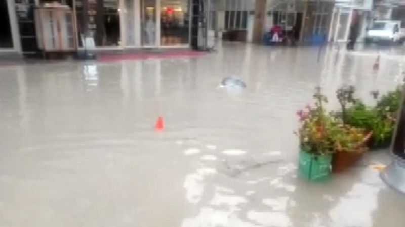 İzmir'de yağış sonrası iş yerlerini su bastı