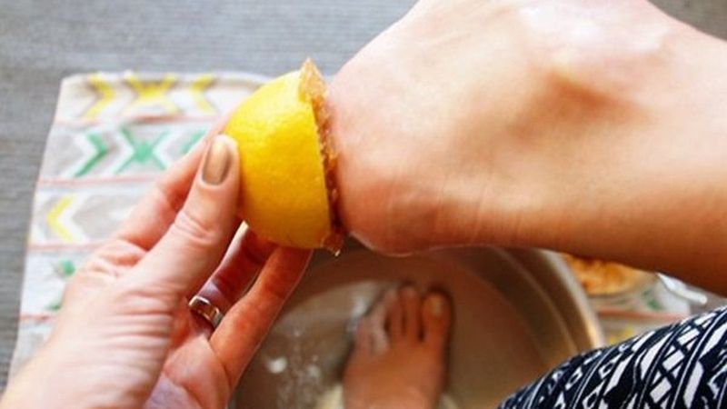 Limonu topuklarınıza sürün bakın neler oluyor! İşte mucizevi faydası