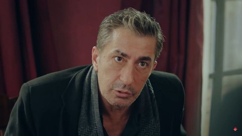 Kırmızı Oda'nın Delikanlı Sadi'si Erkan Petekkaya'nın 19 yıllık eşine bakın! Duru güzelliğiyle büyülüyor