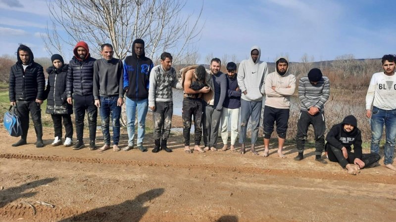 Yunan güçleri dövüp Türkiye’ye atıyor