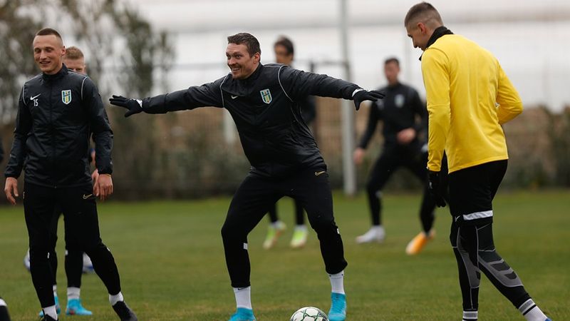 Dünya şampiyonu boksör Usyk, Antalya'da Ukrayna futbol takımının kampında