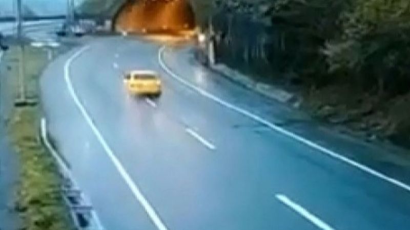 Artvin'de taksi sürücüsü, yamaçtan kopan kayalardan kıl payı kurtuldu