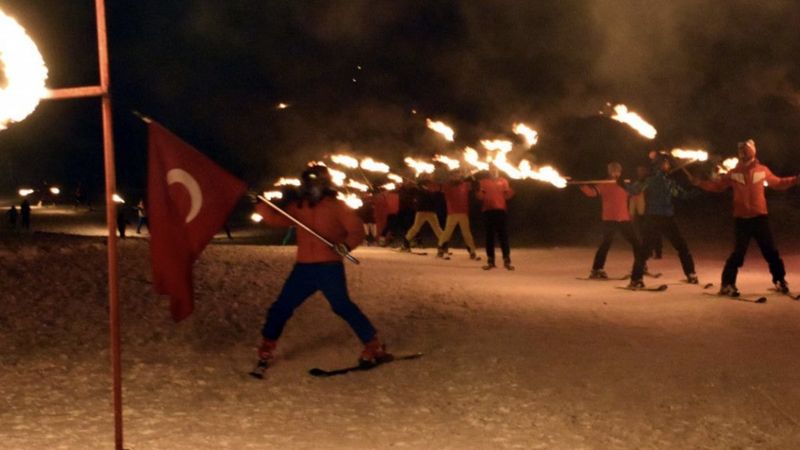 Bitlis'te meşaleli kayak gösterisi