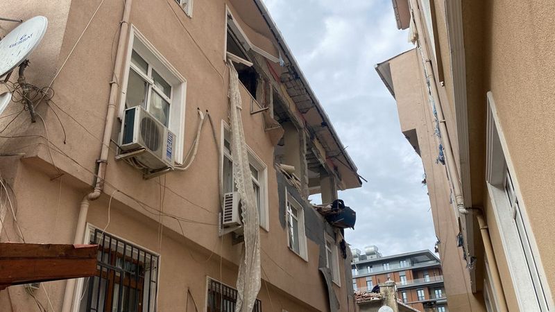 Üsküdar'da bir binada patlama