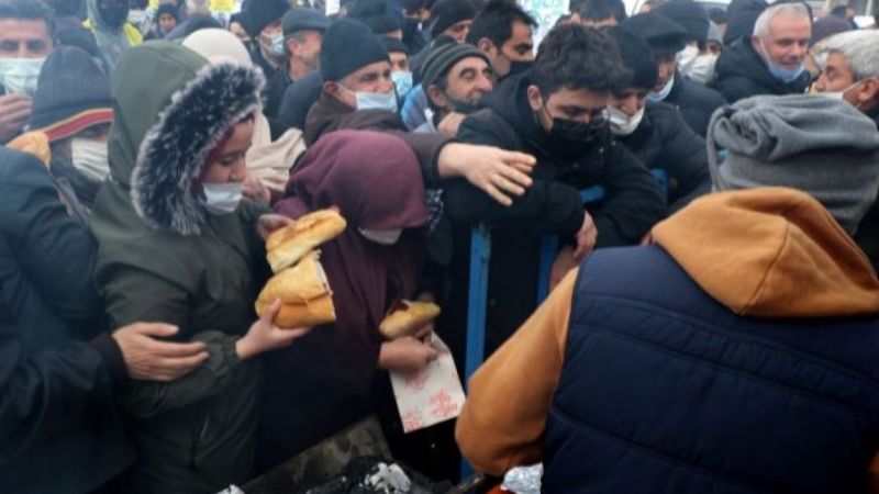 Erzincan'da ücretsiz sucuk ekmek izdihamı