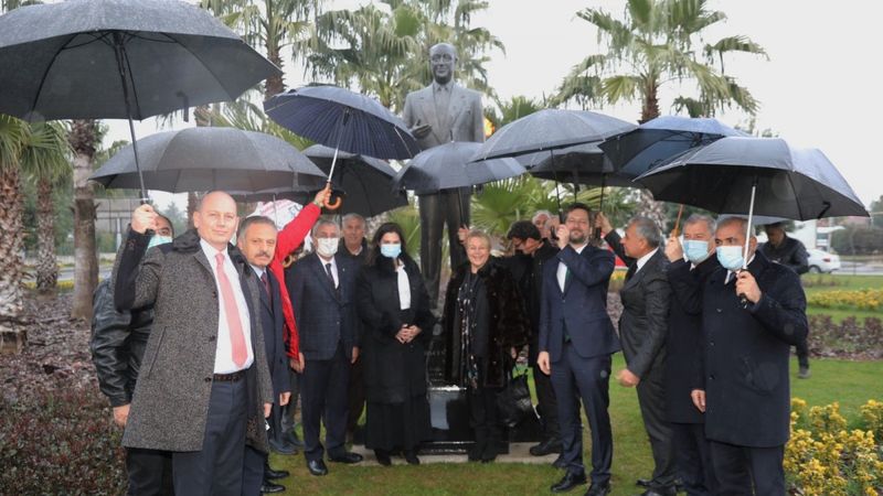 Adana’da Hacı Sabancı’nın büstü dikildi