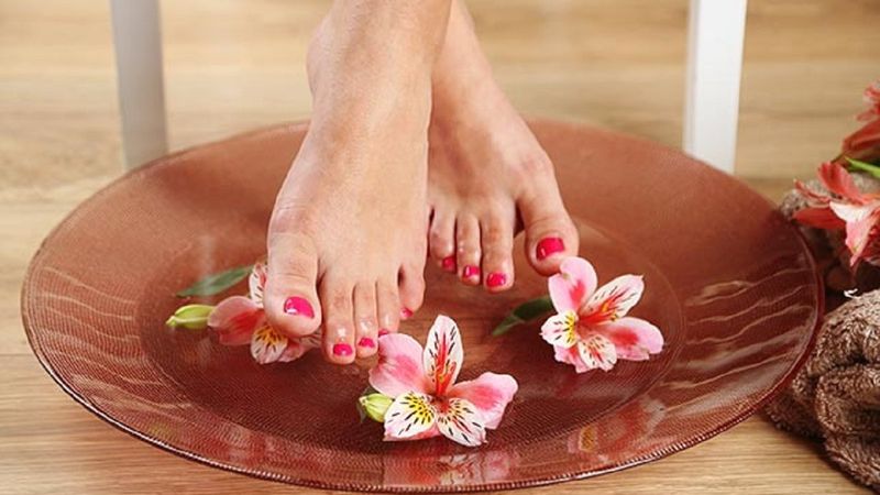 Ayaklarınızı sirkeli suda bekletin bakın neler olacak! Faydalarını duyunca çok şaşıracaksınız