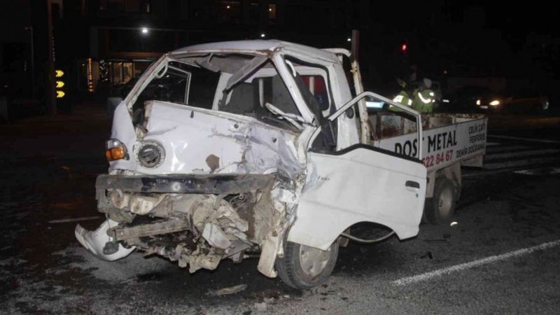 Balıkesir’de kamyonet, kırmızı ışıkta bekleyen araçlara çarptı: 1 ölü 6 yaralı