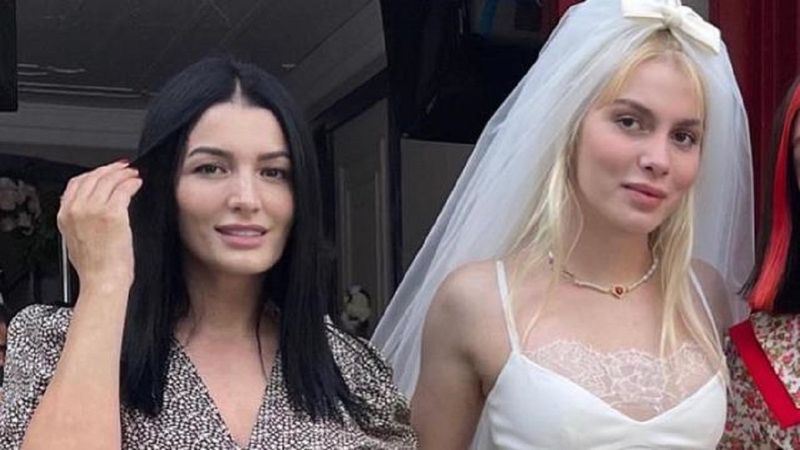 Aleyna Tilki'nin annesi Havva Öztel minicik eteğiyle şov yaptı! Görenler 'Bu nasıl anne?' diyor