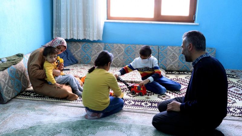 Konya'da kızlarını kaybettikleri hastalığı taşıyan 3 çocukları için mücadele veriyorlar