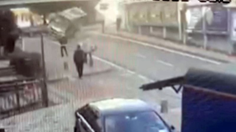 Şişli’de otomobil ile minibüs çarpıştı