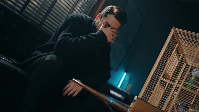 Camdaki Kız 31. bölüm fragmanı: Muzo gözyaşları içinde kaldı, Feride Cana'yı ablukaya aldı!