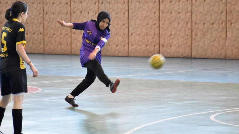 Van'ın kadın Rivaldo'su, öğretmenlik için transfer tekliflerini reddediyor