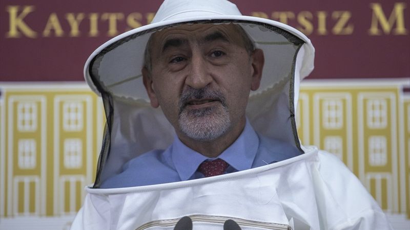 CHP'li Mustafa Adıgüzel TBMM'de arıcı kıyafetiyle konuştu